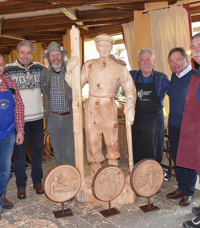 Lo scultore Carlo Piffer (a destra) con il sindaco Poncet, il presidente Roda e altri artisti