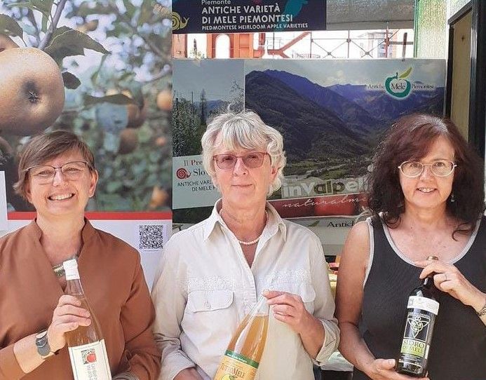 Federica Quattrocolo (a sinistra) ed Ines Pontet (a destra) di InValpellice, durante l’edizione 2022 di Terra Madre, assieme a Mirella Filippa ex segretaria della Scuola Malva Arnaldi di Bibiana