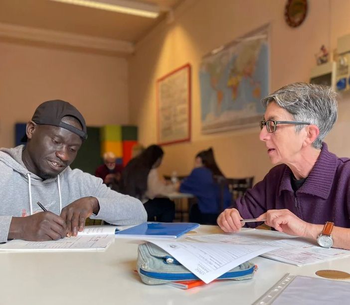 Il modello Pinerolo fa scuola di italiano per migranti a Torino