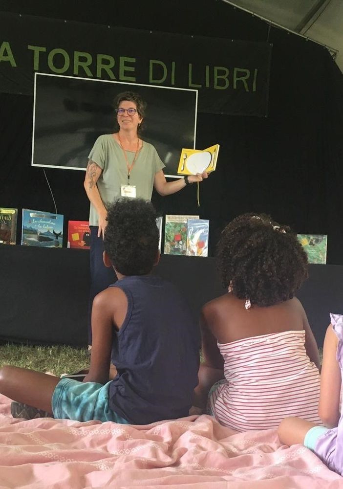 Alessandra Quaglia durante l’iniziativa Una Torre di libricini