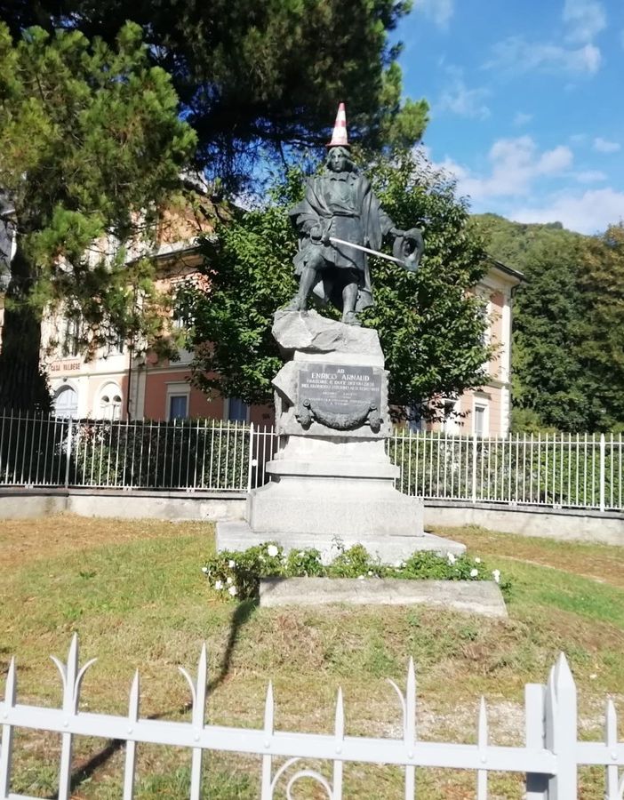 Un cono spartitraffico per cappello a Henri Arnaud, 'Pastore e duce dei valdesi'