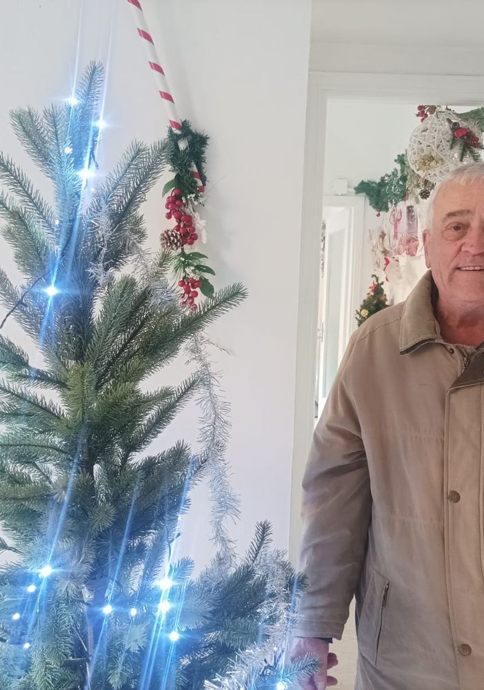 Il Babbo Natale Mimmo Aglì nella sua nuova ‘casa’ in allestimento