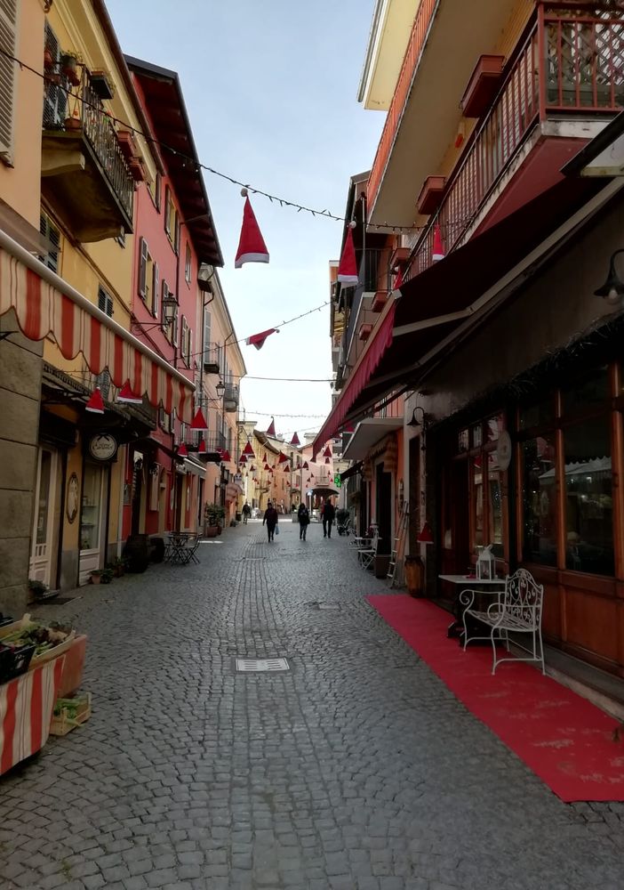 Sorprese in Borgo Santa Margherita e cappellini e bancarelle in centro a Torre Pellice