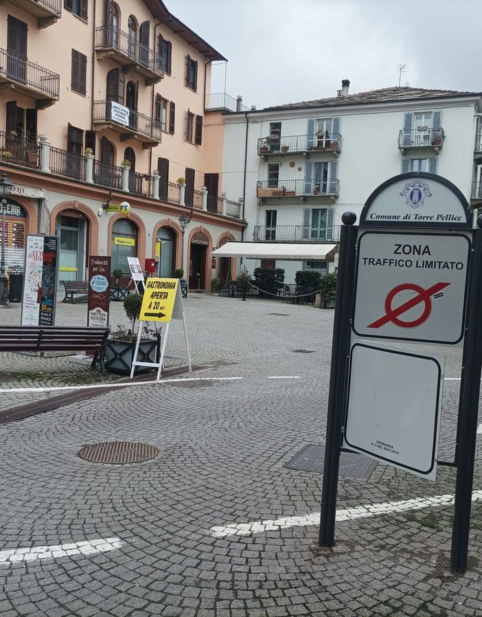 Un cartello preso a calci nella notte