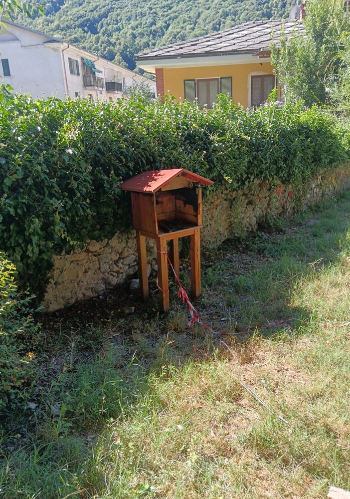 La casetta data alle fiamme