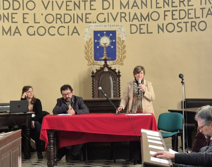 La moderatora Alessandra Trotta (in piedi), introduce la presentazione del progetto, assieme a Davide Rosso e Valeria Lucenti