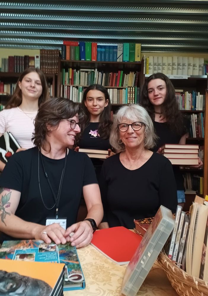 Le tre ‘librellule’ assieme ad Alessandra Quaglia (in primo piano, da sinistra) e Anna Silvia Cantino
