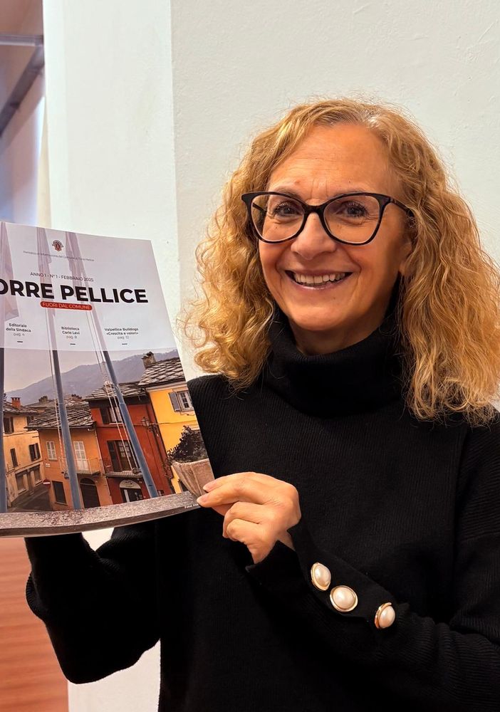 La sindaca Maurizia Allisio con la prima copia del nuovo giornalino comunale