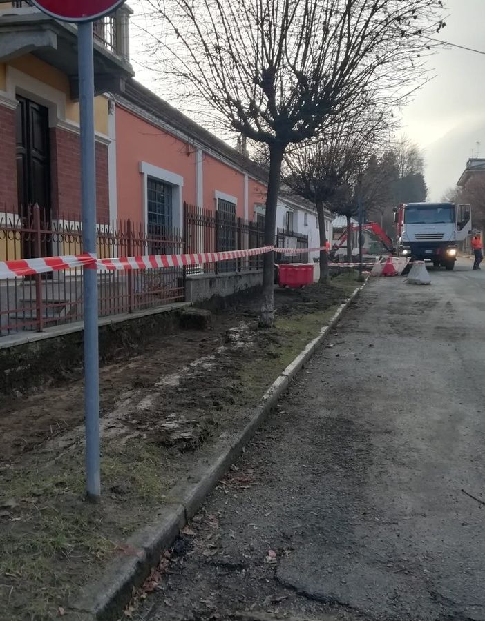 Lavori al marciapiede di via Trento a Torre Pellice