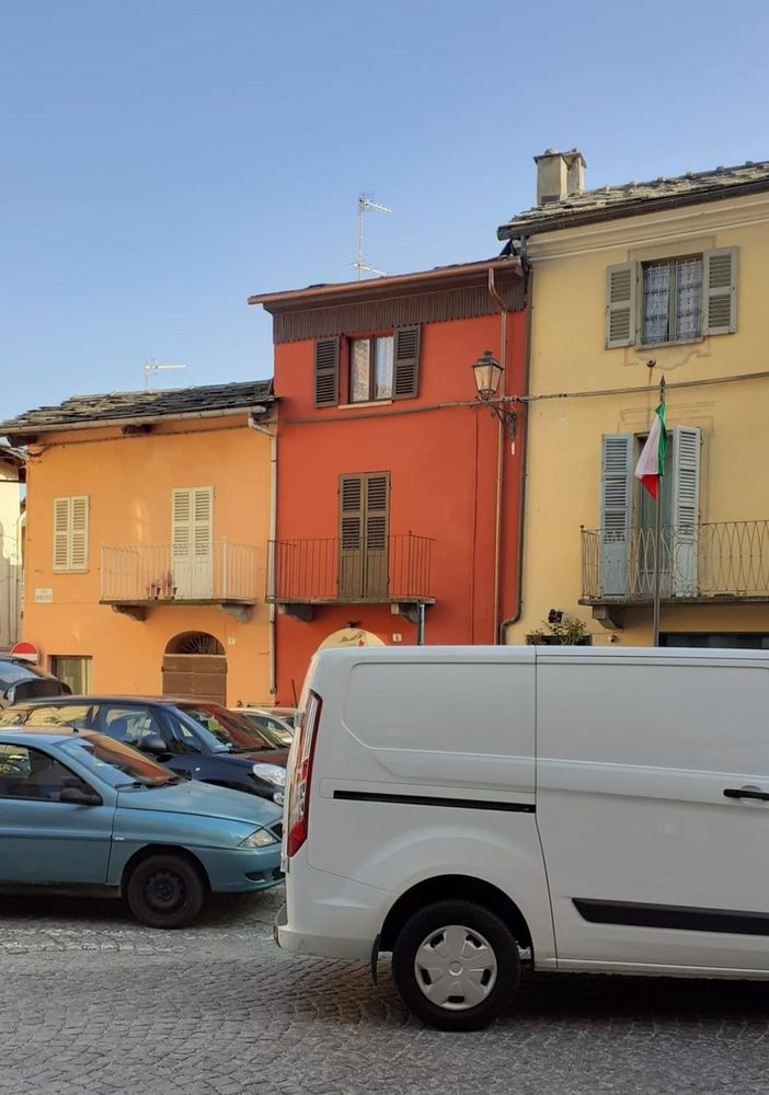La piazzetta antistante il municipio di Torre Pellice