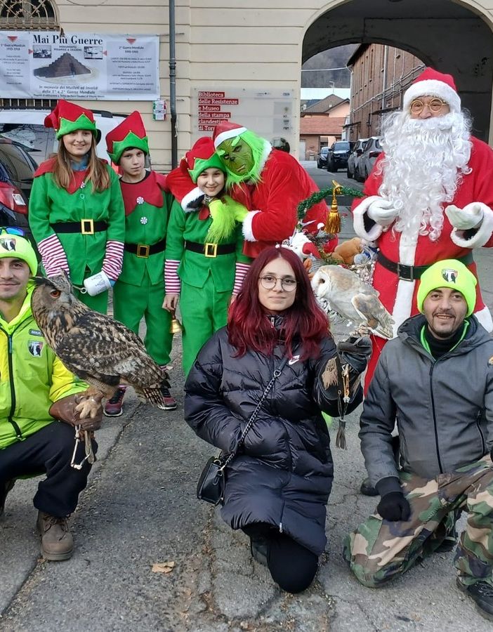 I rapaci con Babbo Natale, i suoi elfi e il Grinch