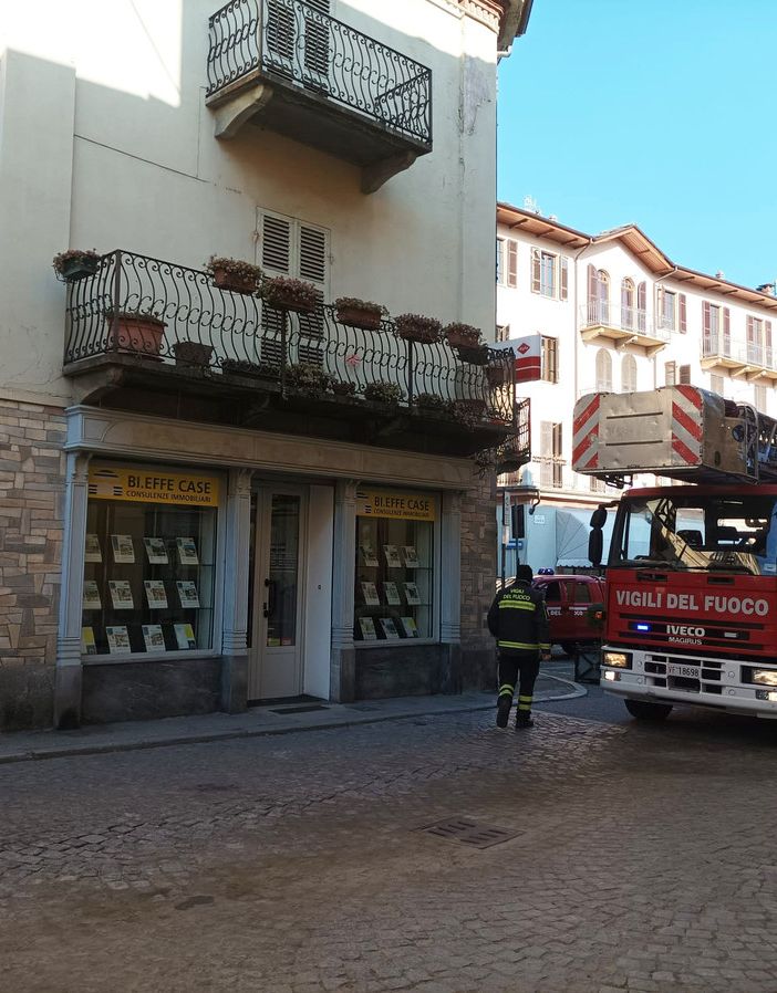 Va a fuoco una canna fumaria in centro Torre Pellice