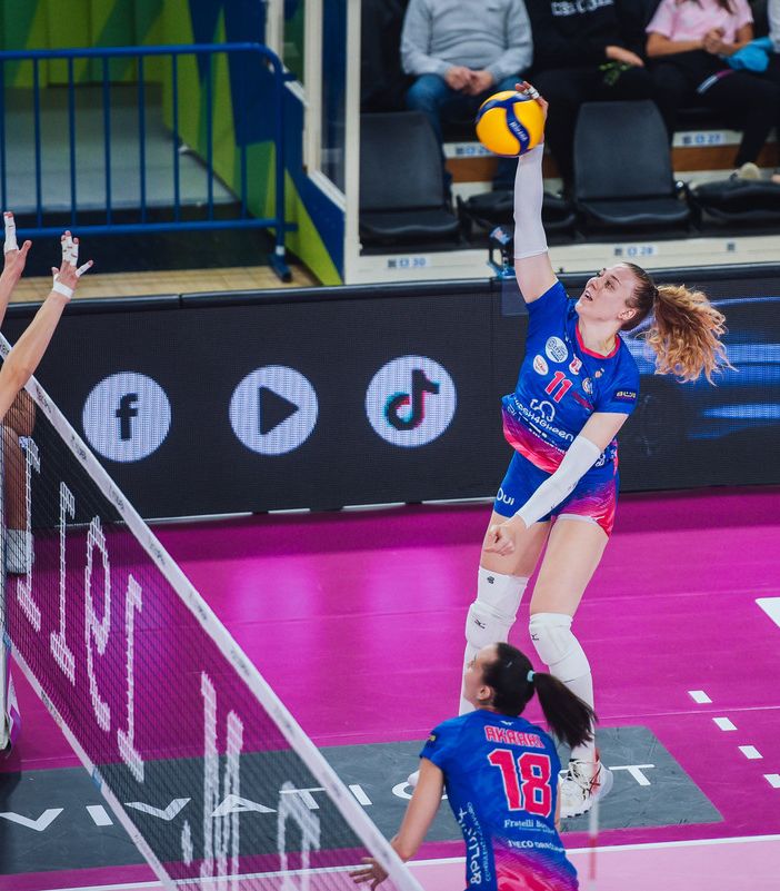 Un attacco di Storck nella gara di andata (foto Lega Volley Femminile)