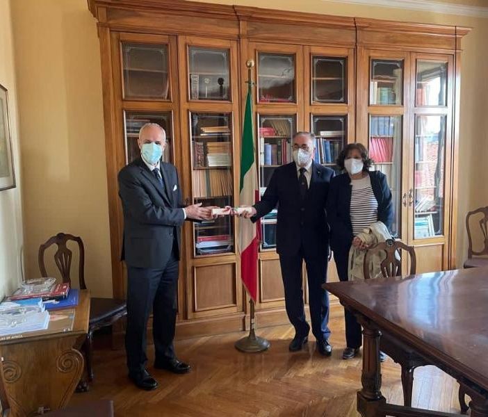 Bruno Zoccola al momento della consegna dell'onorificenza di Ufficiale dell'Ordine al merito