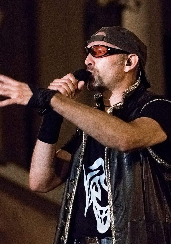 Franco Pautasso sul palco nei panni del Kom Vasco Rossi