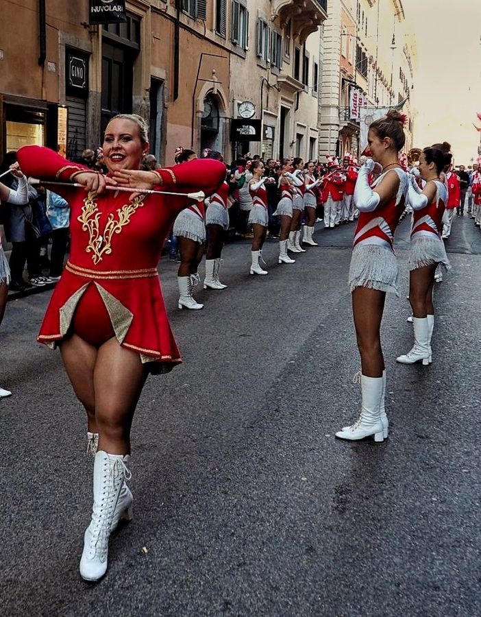 Martina Bertero alla guida delle majorettes di Vigone
