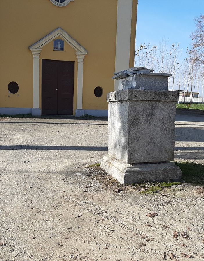 La croce abbattuta a Quintanello