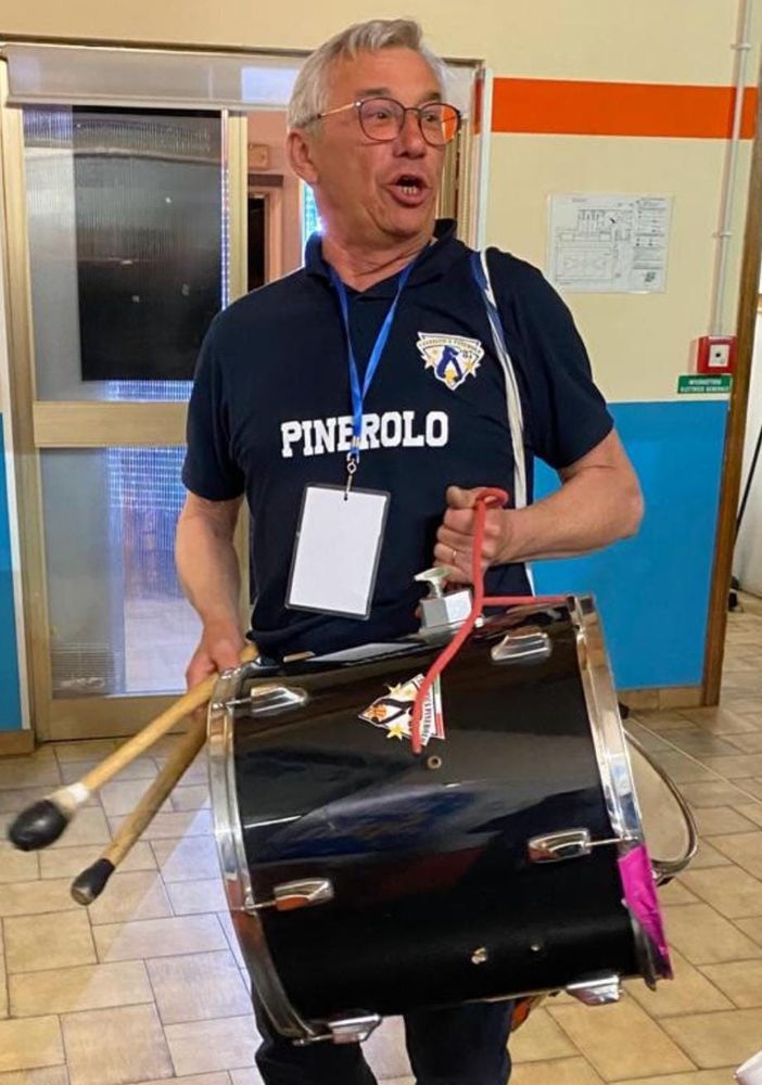 Madella con la maglia della società e il tamburo