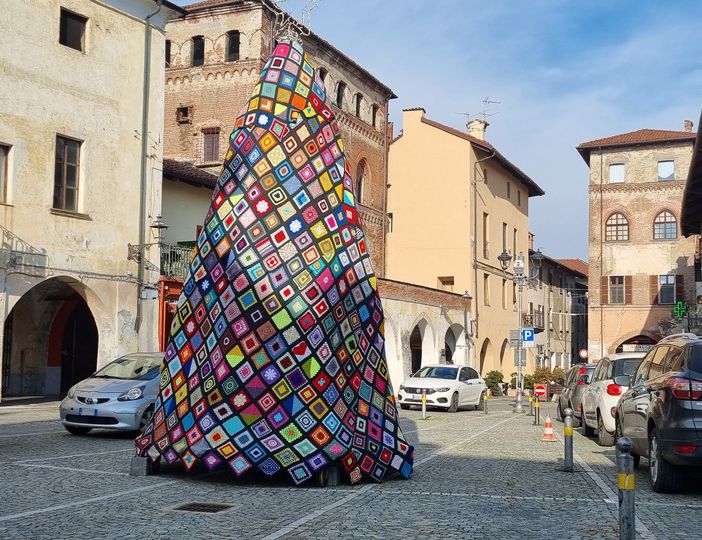 Il pino all’uncinetto in piazza Palazzo Civico