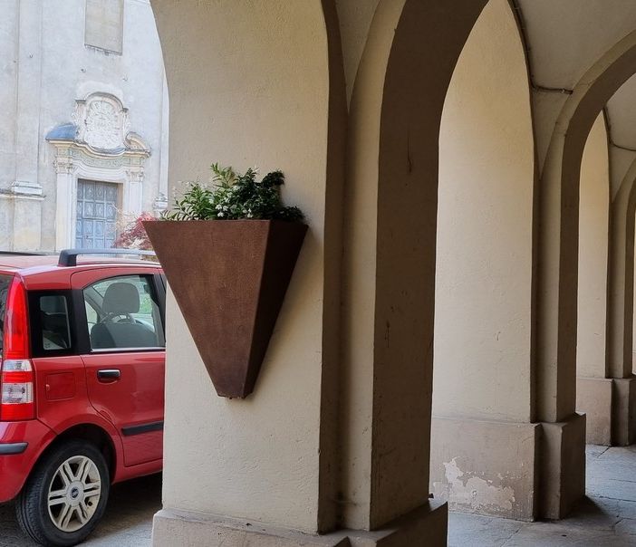 Una delle fioriere adottate