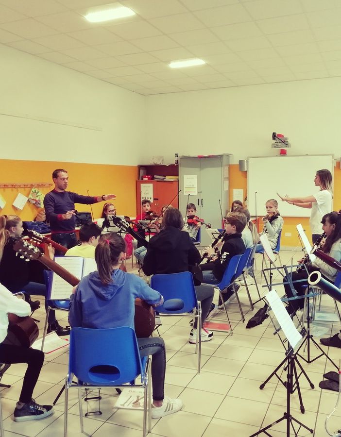 La musica dei ragazzi delle medie di Vigone arriva in casa di riposo
