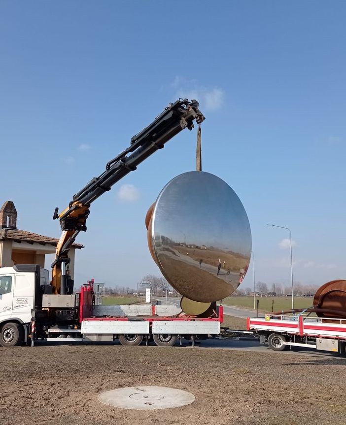 L’installazione della scultura di Elio Garis