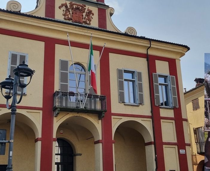 Maria Rosaria Reibaldi e sullo sfondo il Comune di Vigone