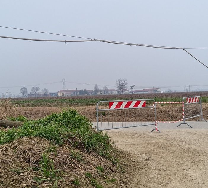 La strada chiusa e il palo abbattuto