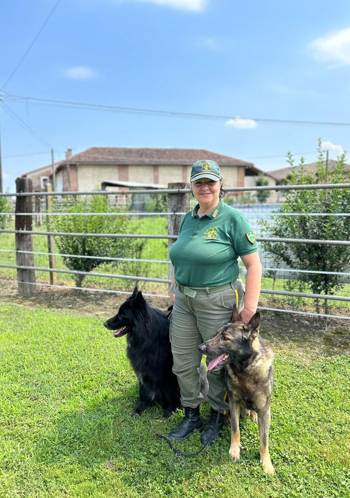 Alberina Cieri con due cani della nuova unità cinofila