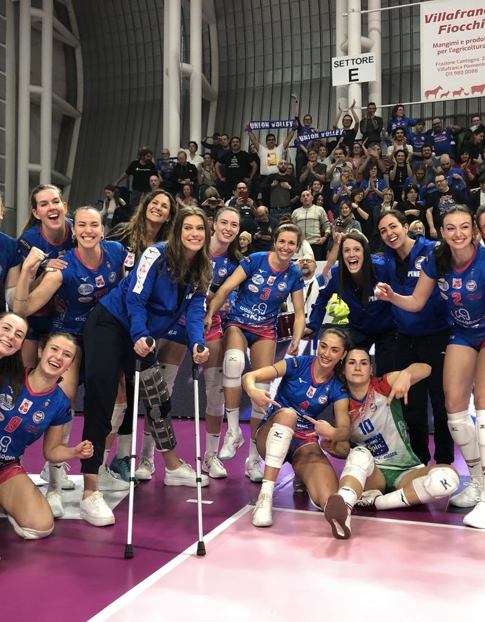 La squadra festeggia la vittoria (foto di Christian Bosio)