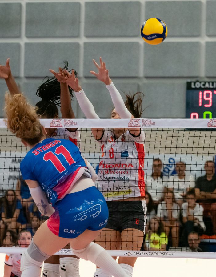 L’attacco della top scorer Storck (foto di Christian Bosio)