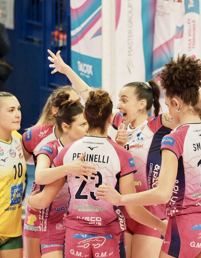 Le ‘pinelle’ festeggiano un punto (foto di Christian Bosio)