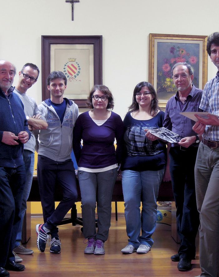 Pier Giorgio Adamini, a sinistra, con componenti del Consiglio di biblioteca e giurati del concorso fotografico di Villafranca Piemonte