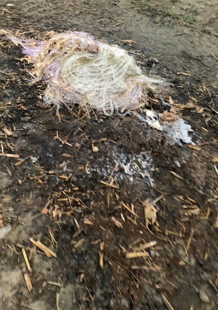 Reti di plastica pronte per essere bruciate