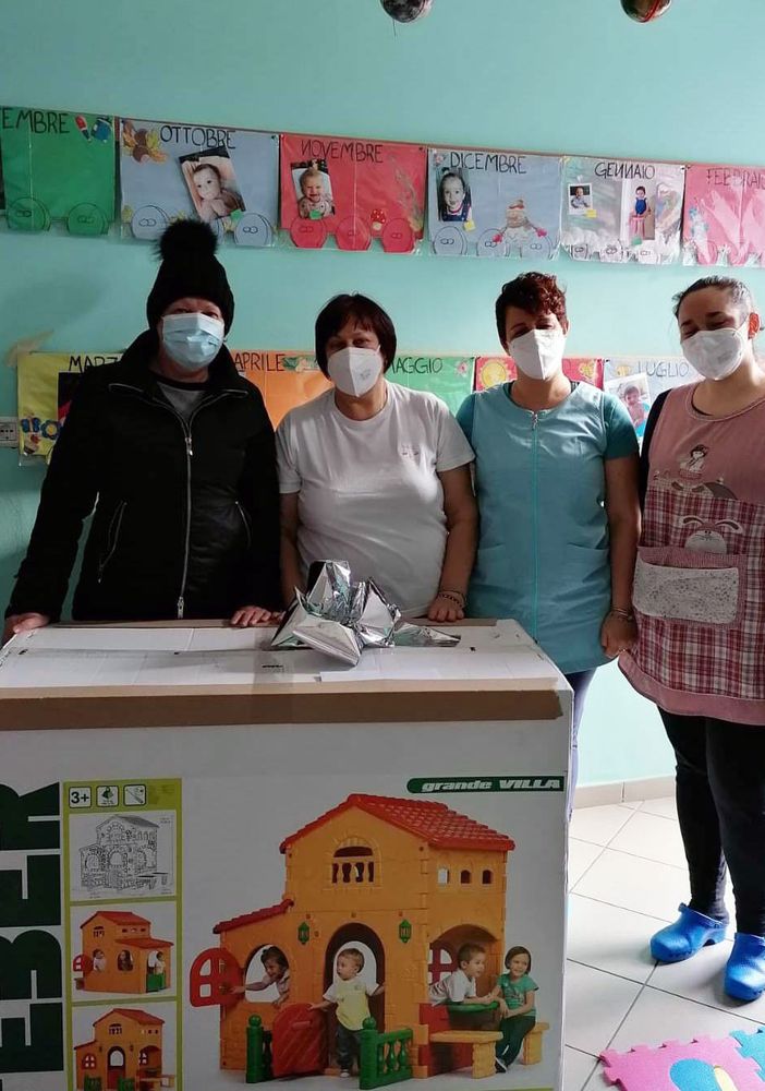 Pro Loco di Villafranca Piemonte dona una casetta per giocare all'asilo nido del peso dicembre 2020