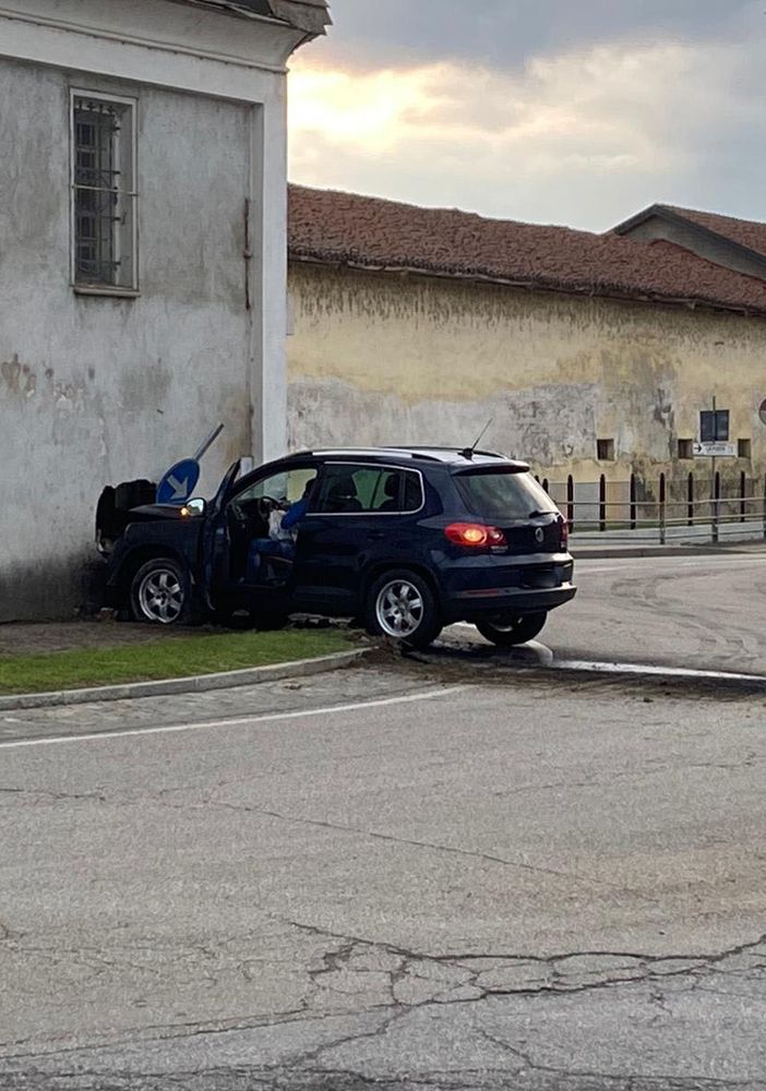 Si schianta contro la chiesa di Sant’Antonio a Virle Piemonte: «Andavo piano, ma i freni non hanno funzionato» (FOTO)