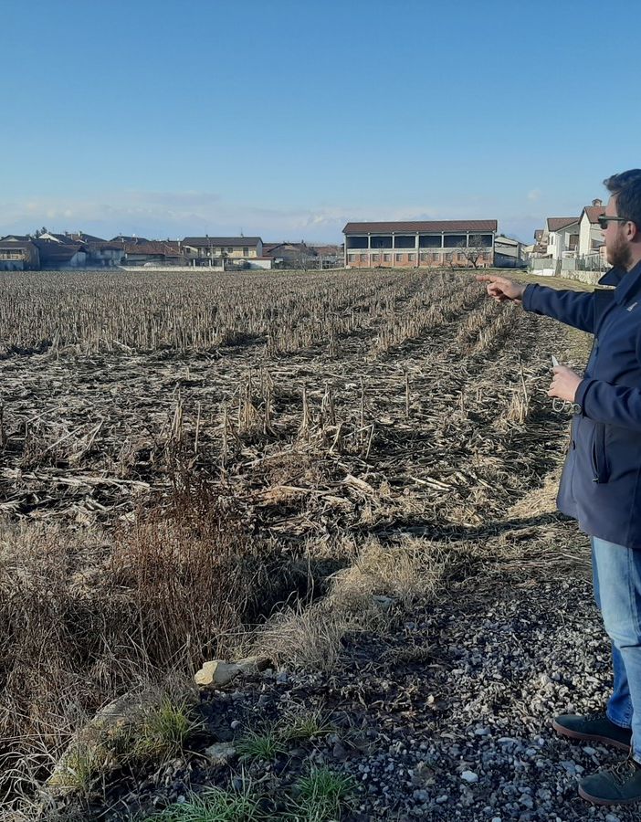 Il sindaco di Virle Piemonte indica l’area destinata al nuovo polo scolastico e culturale