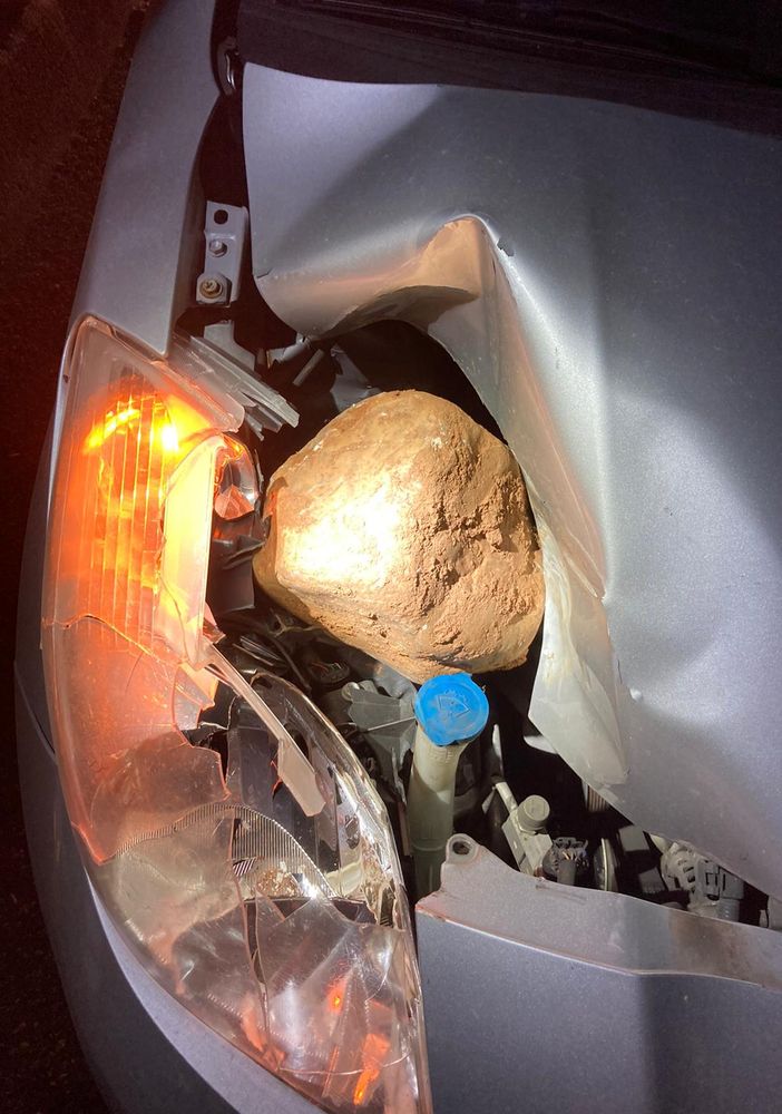 Volvera: lanciano un masso dal cavalcavia dell’autostrada e colpiscono un’auto [FOTO]