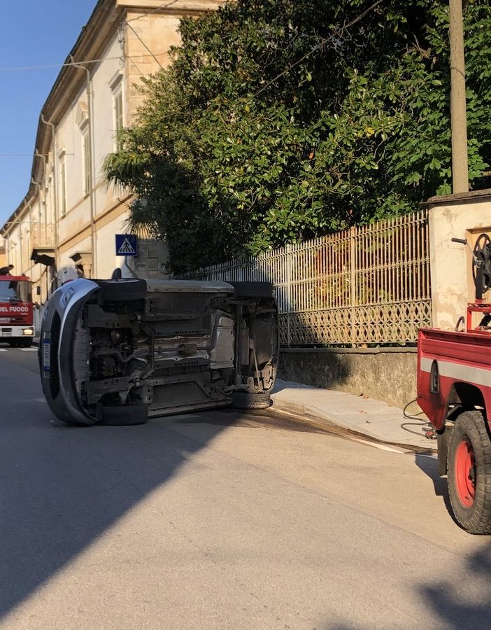 Scontro tra due auto in centro a Bricherasio