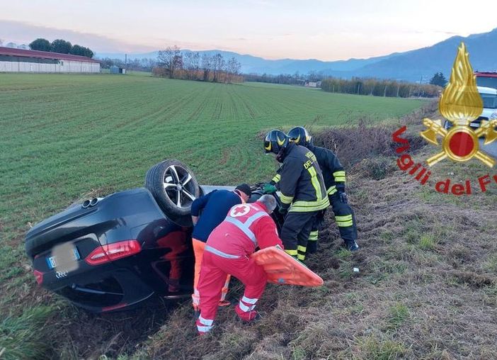 Scontro tra due mezzi a Barge in via Cavour: tre coinvolti