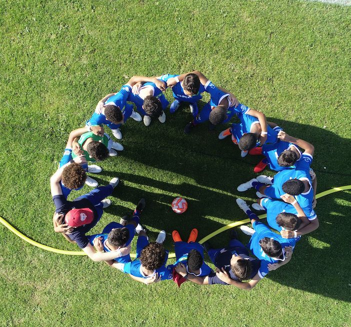 ragazzi abbracciati in un campo di calcio