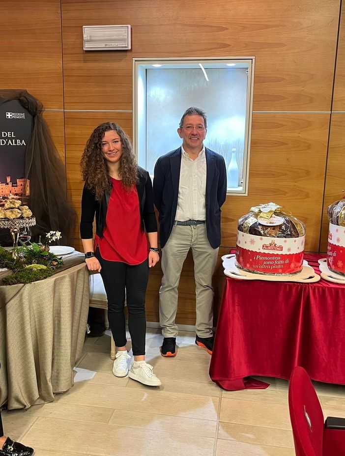 Livia, Giorgia e Massimo Albertengo con i maxi panettoni, battuti all'asta del tartufo