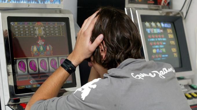 Gioco d'azzardo, la pdl in Regione a rilento: respinte le pregiudiziali delle opposizioni, ma la maggioranza si divide