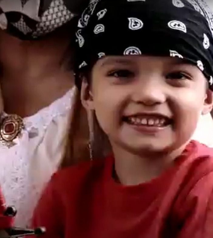 bimbo vestito da pirata