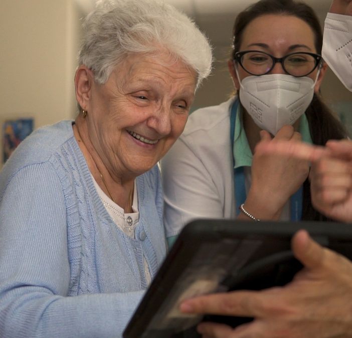 ABCDigital, gli ospiti della RSA Bosco della Stella di Rivoli a lezione di digital dai giovani