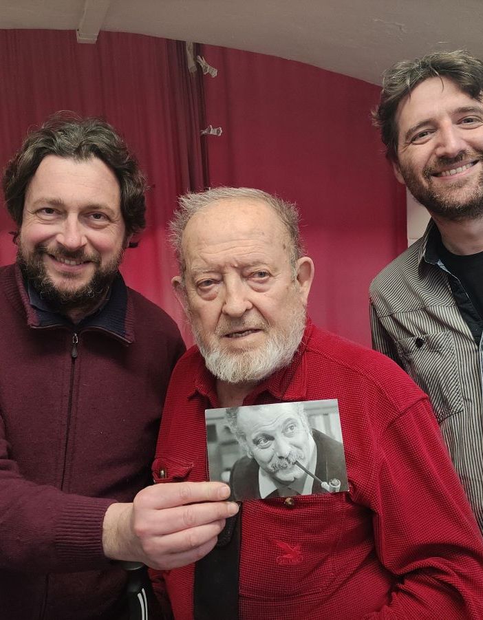 gruppo musicale con cd in primo piano