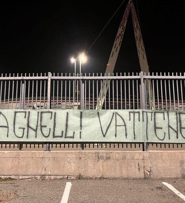 Crisi Juve, contestato il presidente Agnelli con striscioni fuori dallo Stadium: “Vattene”