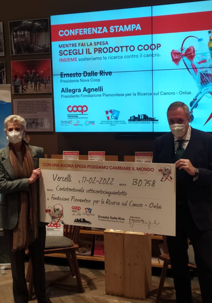 La consegna dell'assegno di MovaCoop all'Istituto di Candiolo