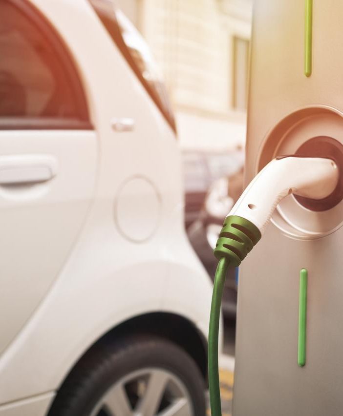 Auto elettrica in ricarica