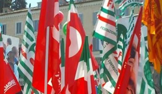 Tre persone al tavolo